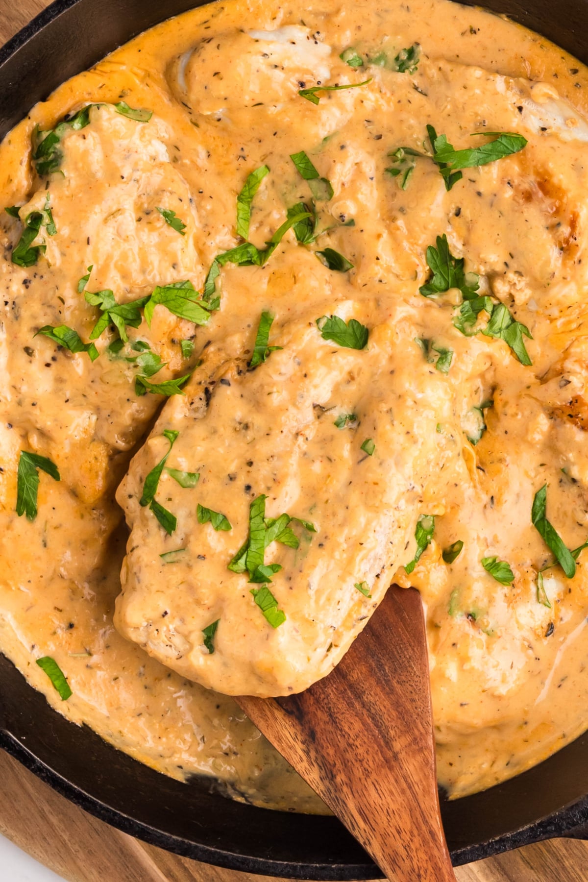 A skillet full of creamy garllic chicken.