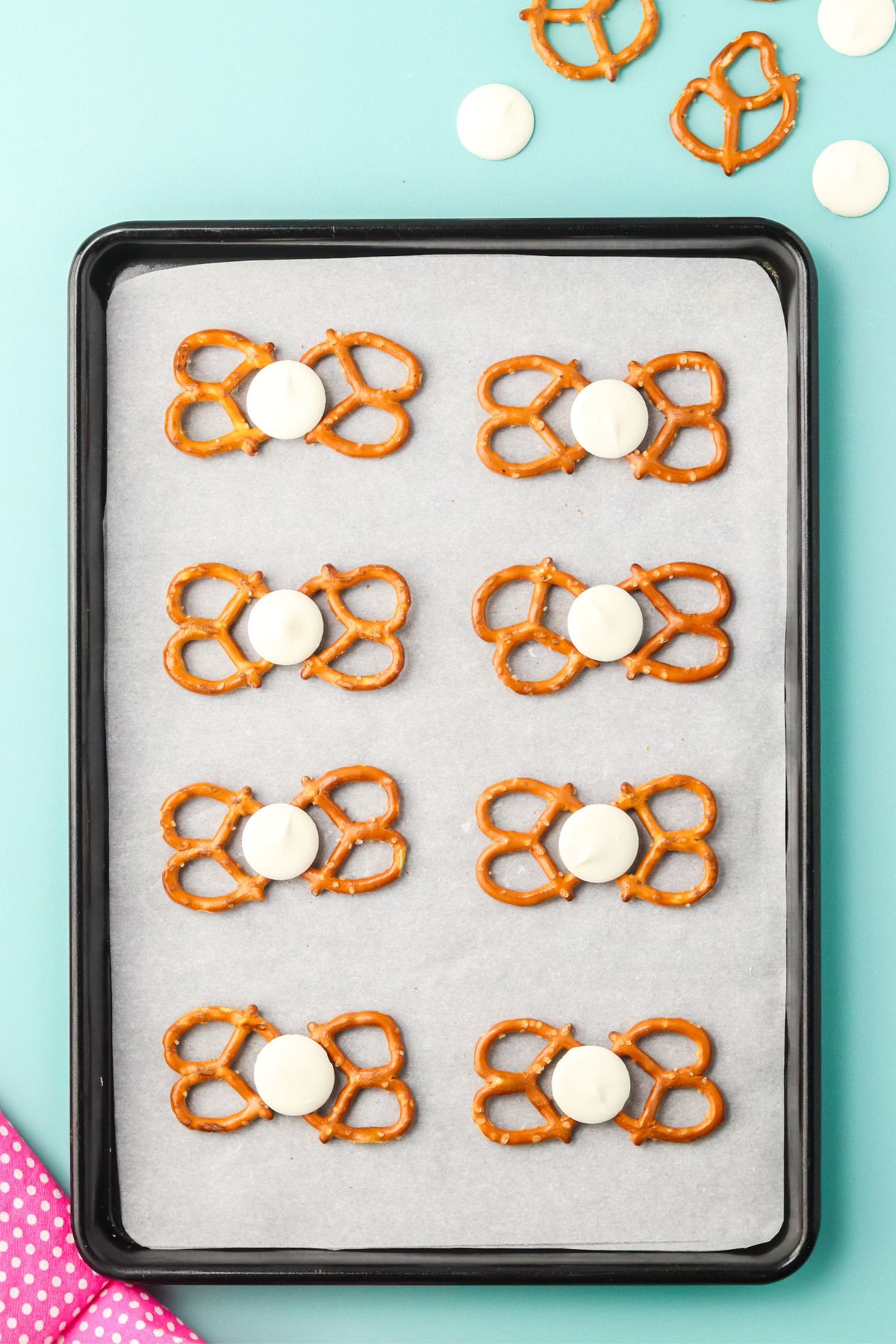 A candy melt put in between each wing of the pretzel.