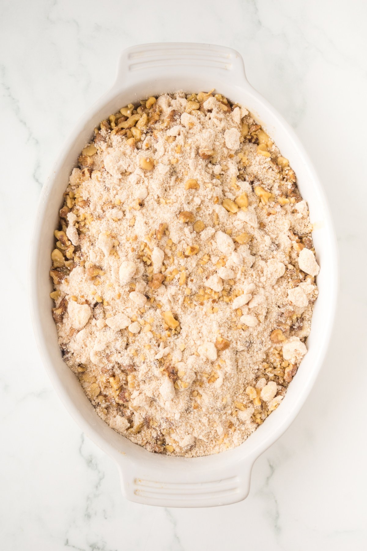 The filling poured into the baking dish and sprinkle the crumble topping on top.