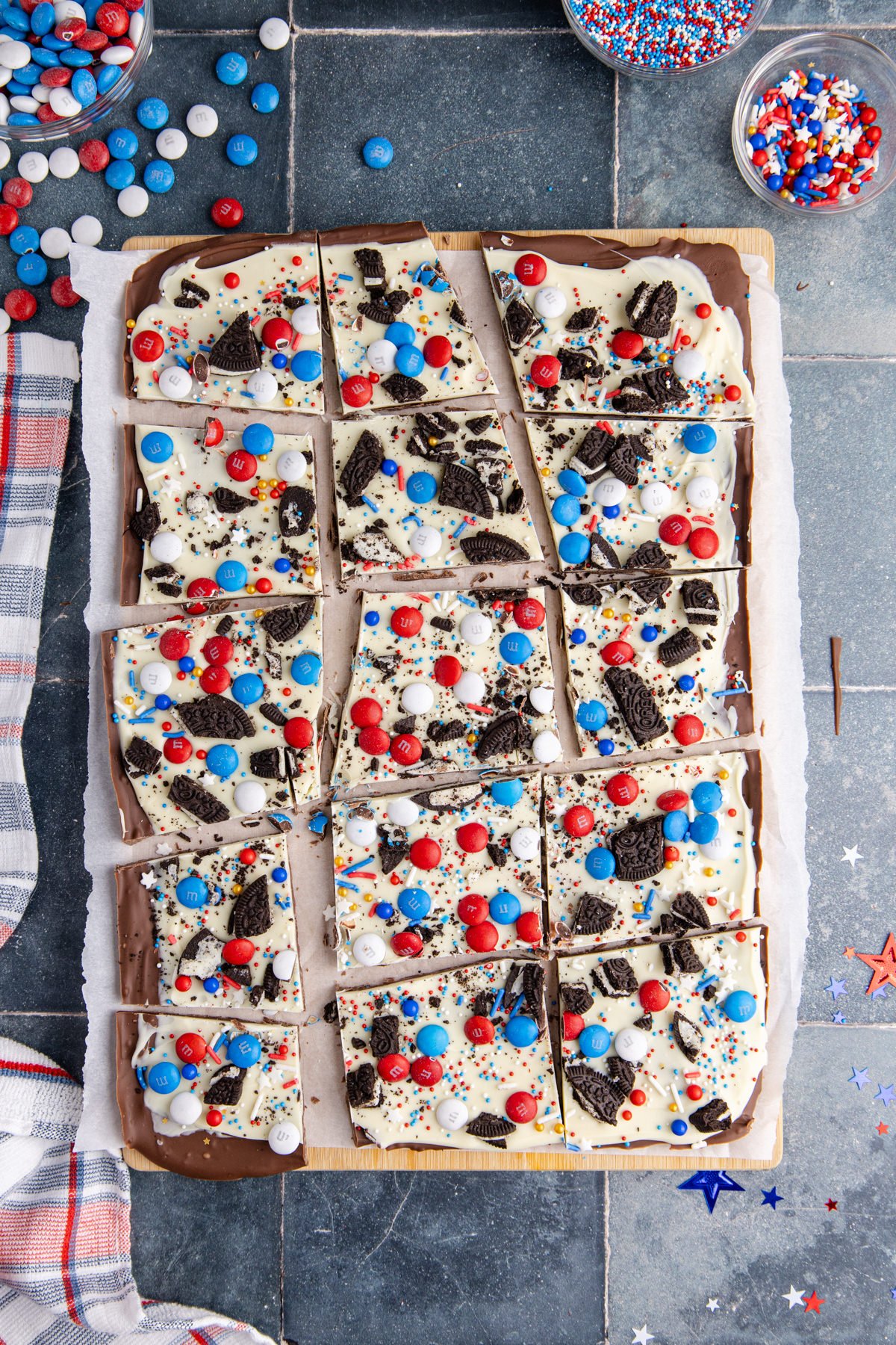A layer of sprinkle the toppings on top of the chocolate.