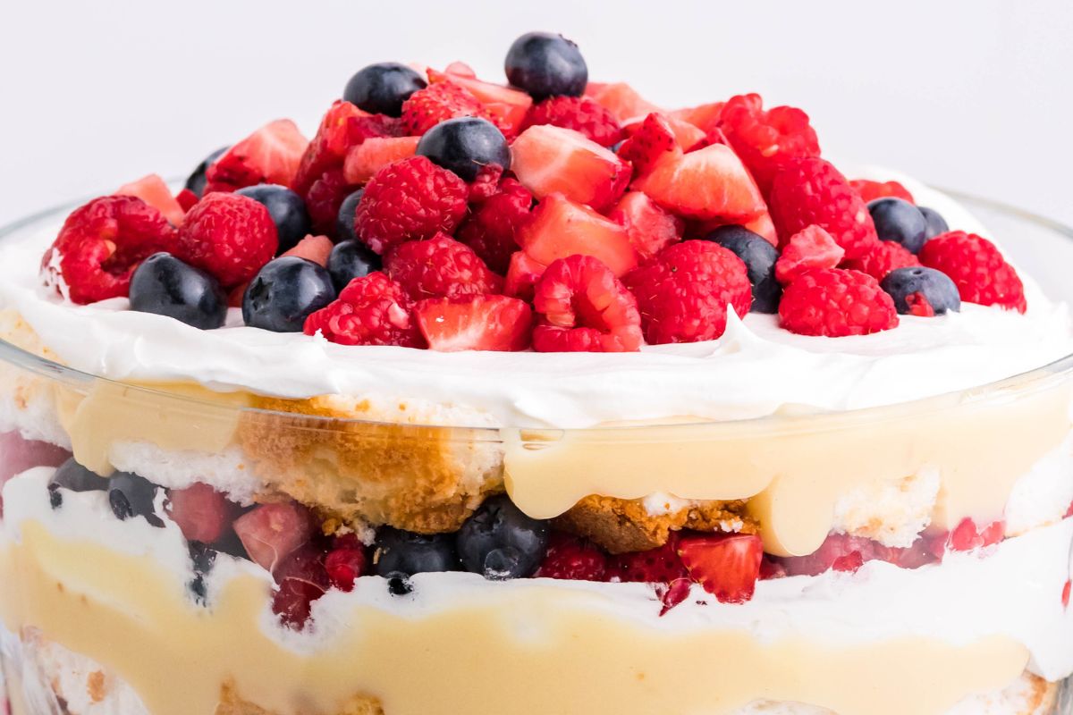 Top two layer of trifle in bowl.