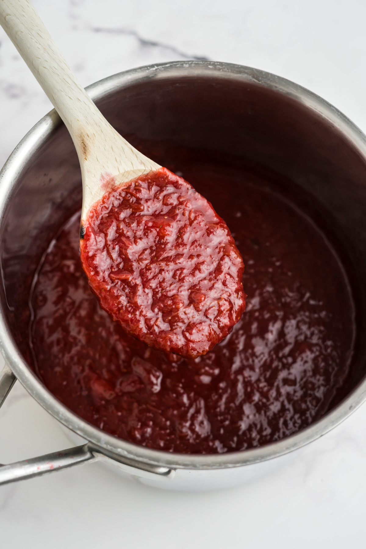 The cooked preserves thickening and cooling.