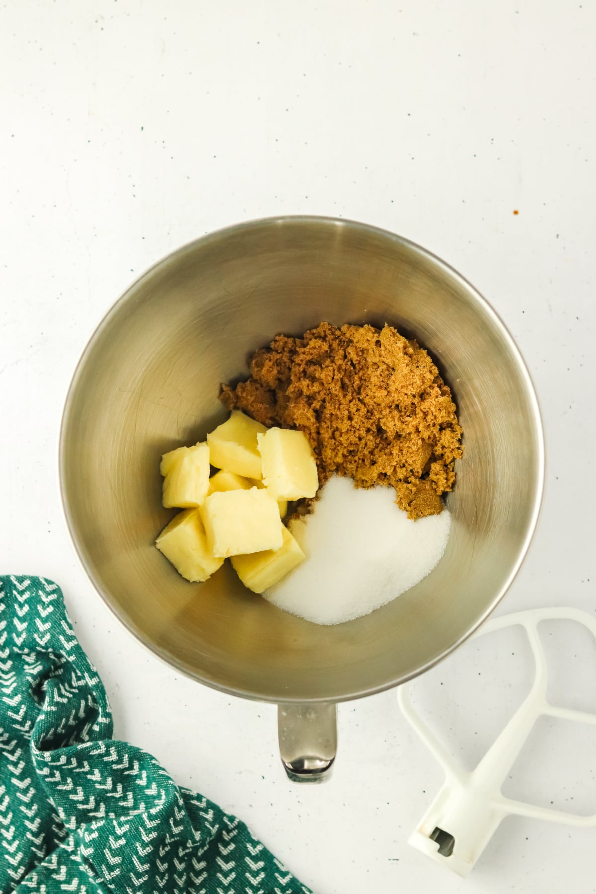 Butter, granulated sugar and brown sugar in a bowl to beat.