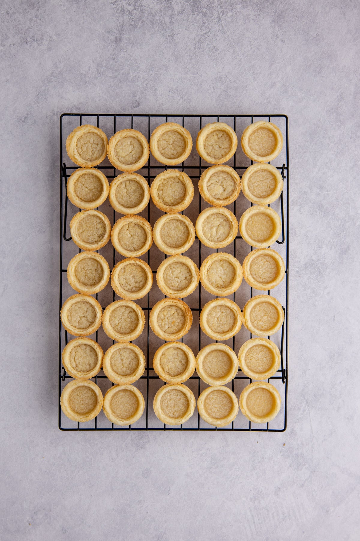 Cookies cooling on a cooling rack.