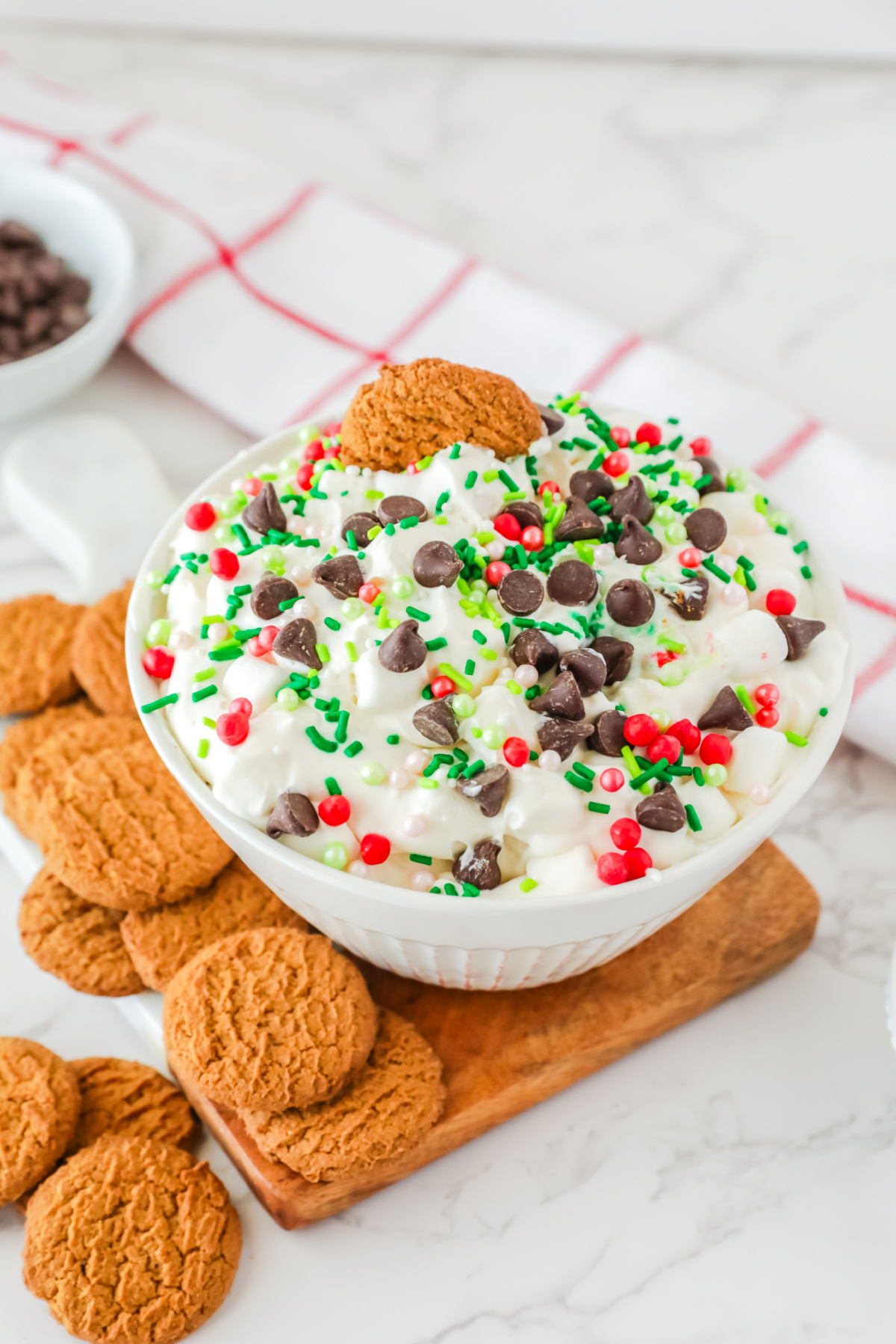 Fluff with Christmas sprinkles and cookies on the side.
