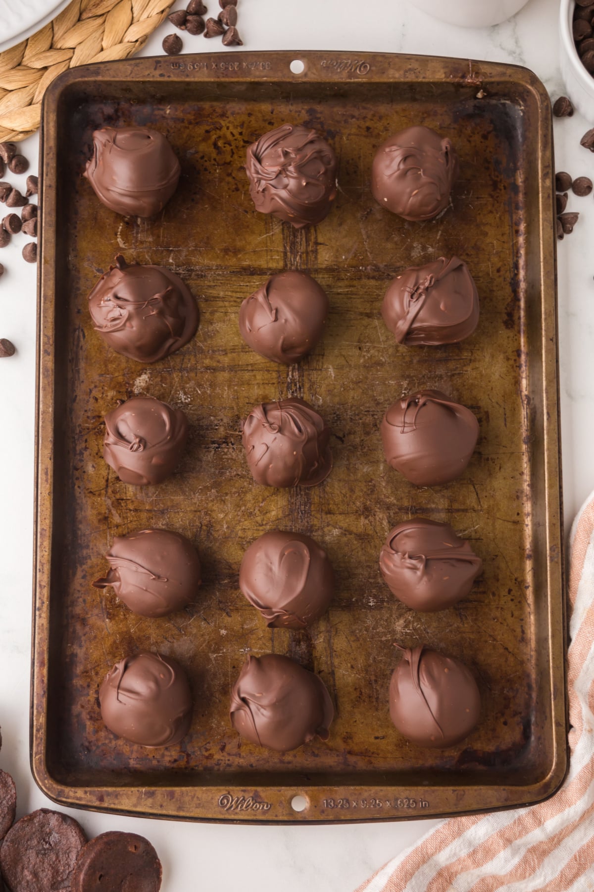 A baking sheet full of dipped balls.