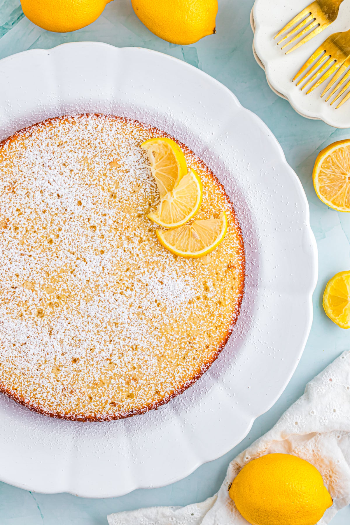 Powdered sugar dusted on top of the cake.